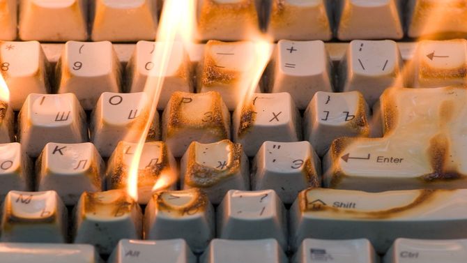 炎上するキーボード