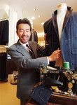 松屋銀座で「『銀座の男』市」を手掛ける宮崎俊一バイヤー。「男」市は年2回開催。この10月には職人が一人で全工程を縫い上げるスーツも限定300着で登場。