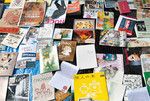 イベントで野外に広げられた数々のzine。既存の書籍流通に縛られない新鮮な個性に溢れる。