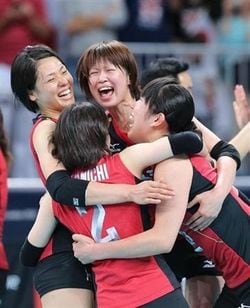 2012年、ロンドン五輪で銅メダル獲得を決め歓喜する荒木絵里香さん（右端）　写真＝本人提供