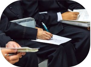 メモを取る生徒たち