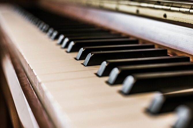 素朴なピアノのキー、クローズアップ画像。古典的な楽器。