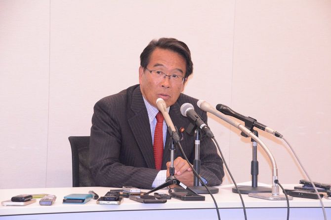 離党会見に臨む松原仁氏