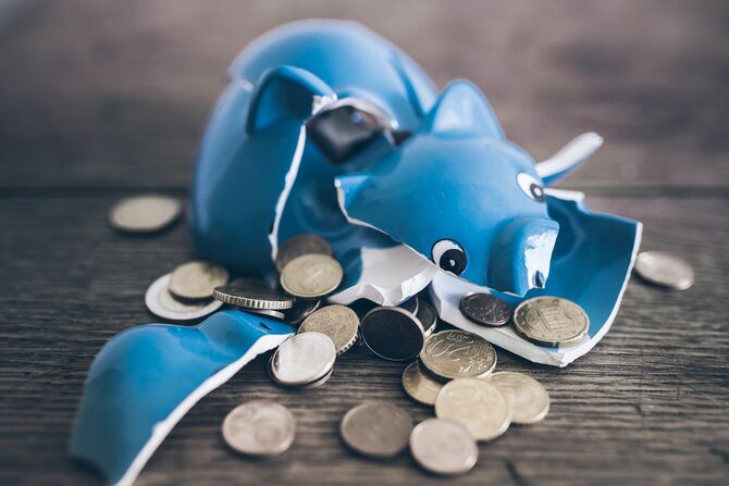 割られた貯金箱