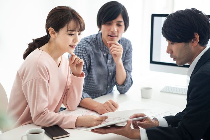 不動産屋で新居を探すカップル