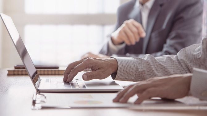 オフィスでパソコンを使用する人