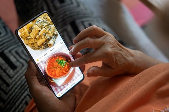 料理アプリでレシピを探している人