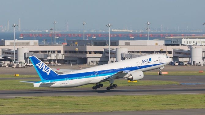 羽田空港から飛び立つANAのボーイング777-200ER機