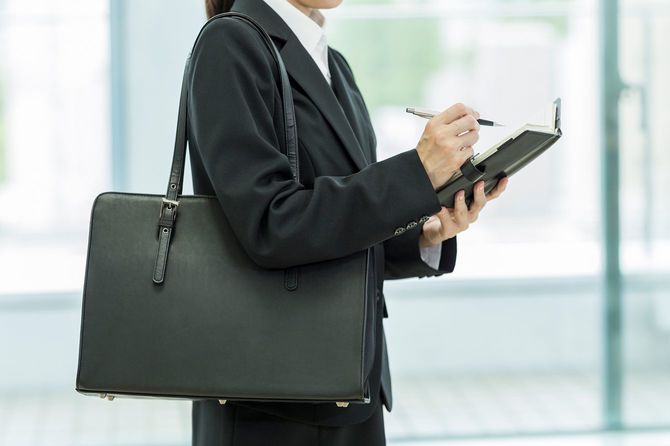 手帳に書くビジネスパーソン