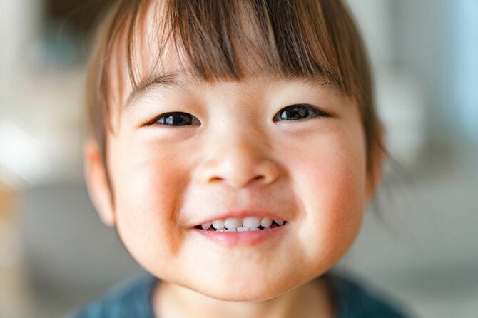 自宅のリビングルームの小さな子ども