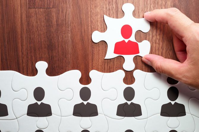 ジグソーパズルを使った人事の概念イメージ