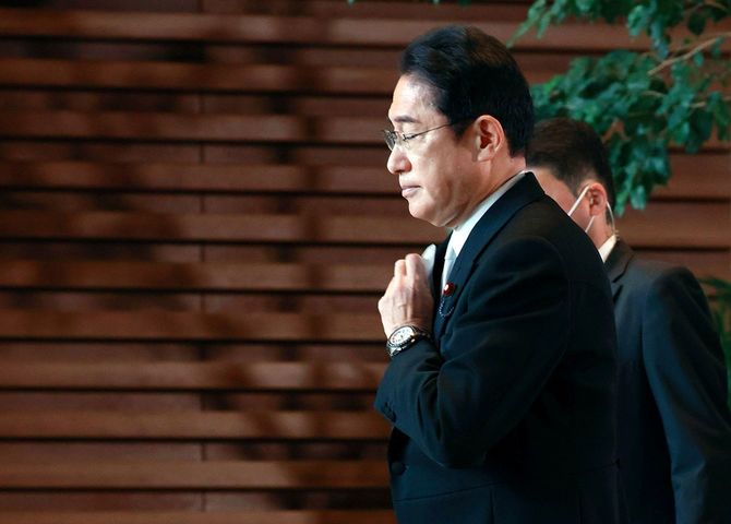 記者団の取材を終え、認証式のため皇居に向かう岸田文雄首相＝2022年11月21日、首相官邸