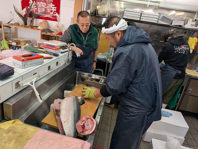 半身で2キロほどもある小田原産のブリ。大きさによって名前が変わる出世魚で、これぐらいでようやくブリと呼べます