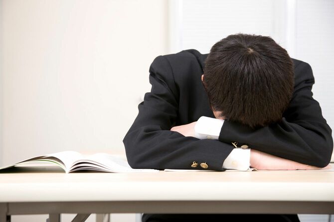 寝ている男子中学生