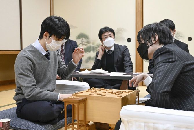 第48期棋王戦挑戦者決定2番勝負第2局、感想戦で対局を振り返る藤井聡太五冠（左）と佐藤天彦九段（右）、2022年12月27日［代表撮影］