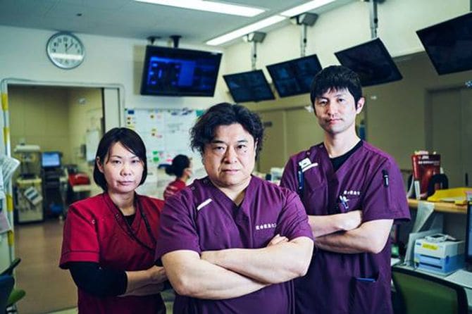 （写真中央）上田敬博（うえだ・たかひろ）／福岡県福岡市生まれ。1990年近畿大学医学部卒業。2014年兵庫医科大学 医科学研究科（生体応答制御系）修了。医学博士。2020年4月より鳥取大学救命救急センター教授に就任。広範囲熱傷の救命・治療に力を入れている。