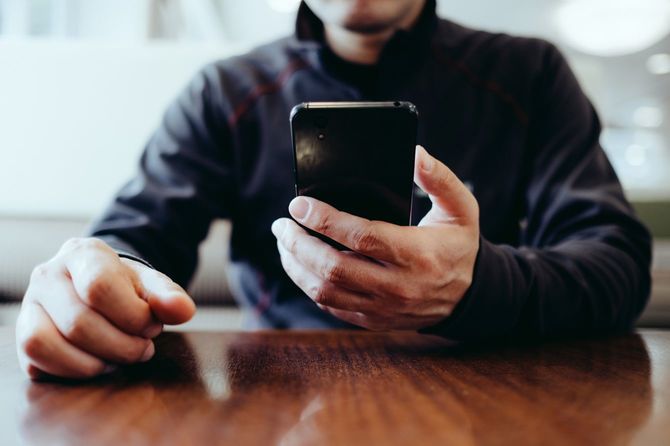 スマホをチェックする男性