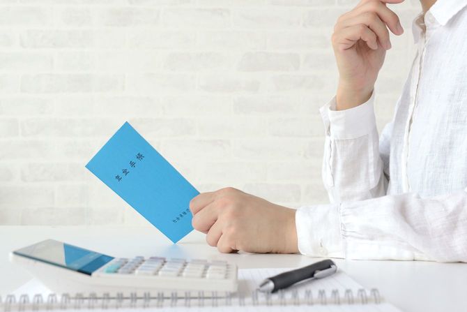 年金帳簿をチェックする女性