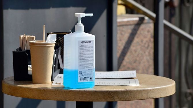 2020年3月18日、ウクライナ・キエフのカフェに手指消毒剤が置かれている