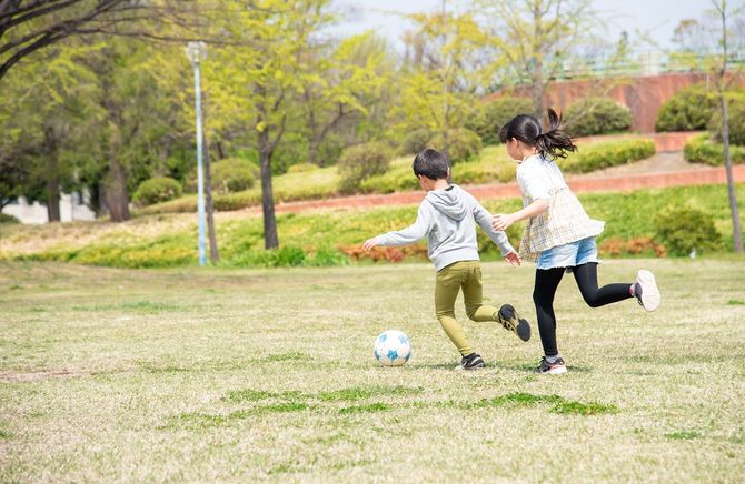 公園でサッカーをしている子供たち