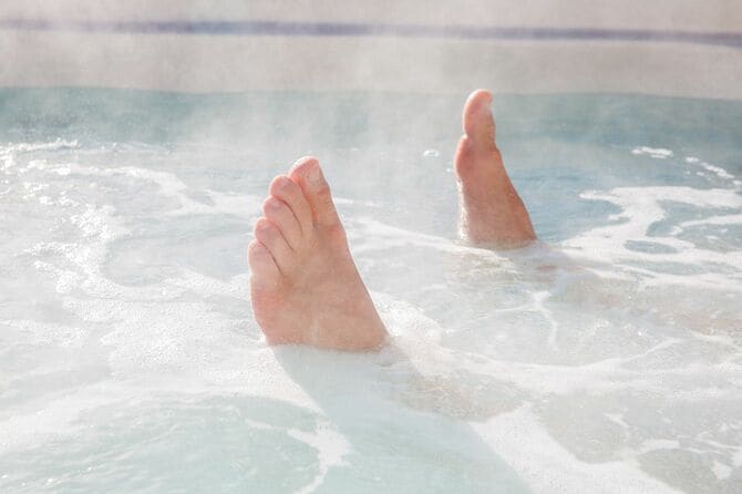 お風呂に体を浸し、足の先を出す人