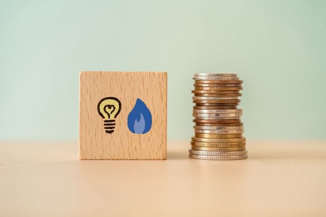 電球とガスのアイコンが付いた木製のブロックとコイン