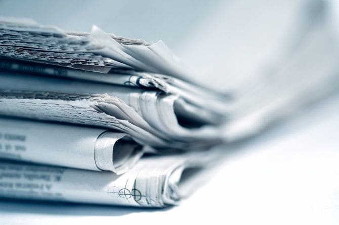 積み重ねて置いてある新聞