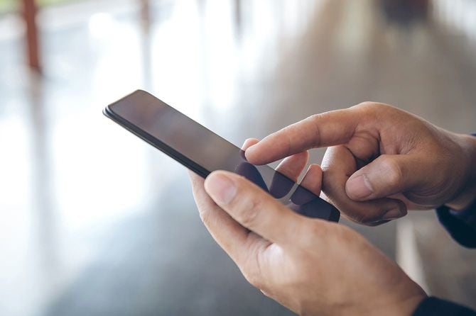 スマホを触る男性の手