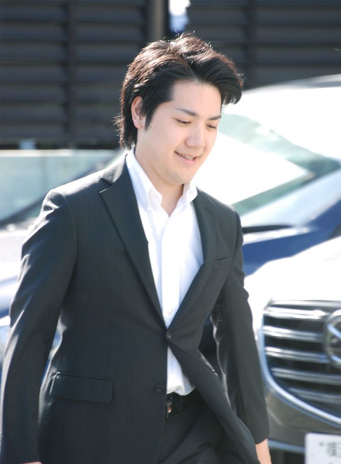 横浜市内の自宅を出る小室圭さん＝2018年6月29日、神奈川県横浜市