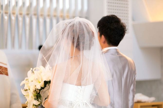 バージンロードを歩く新郎新婦の後ろ姿