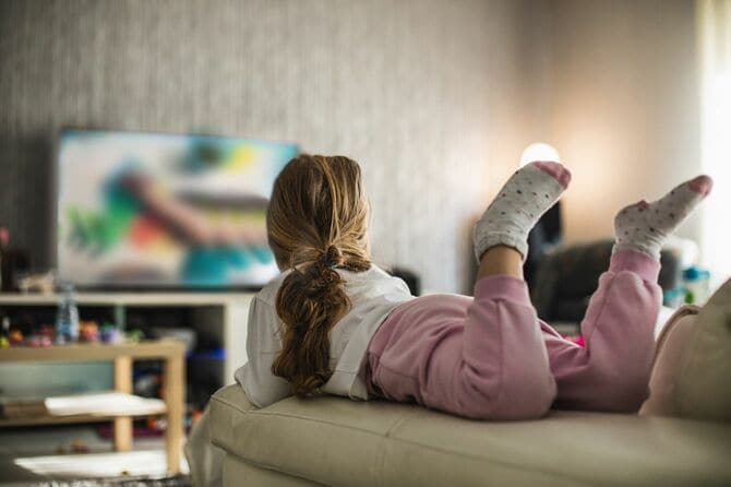 テレビを見る子供