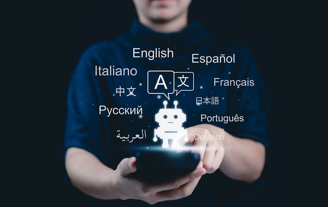 スマホに映し出されたロボットのイメージ