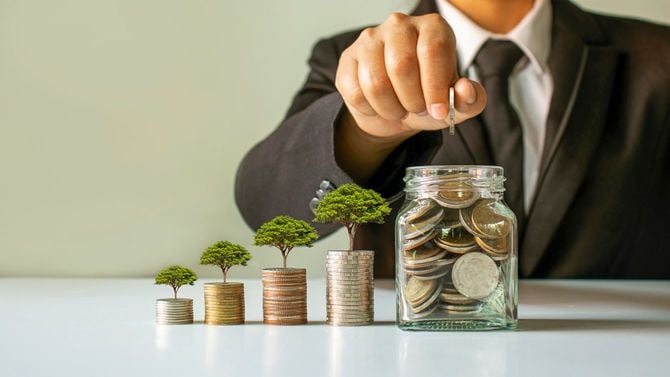 お金を貯金する男性