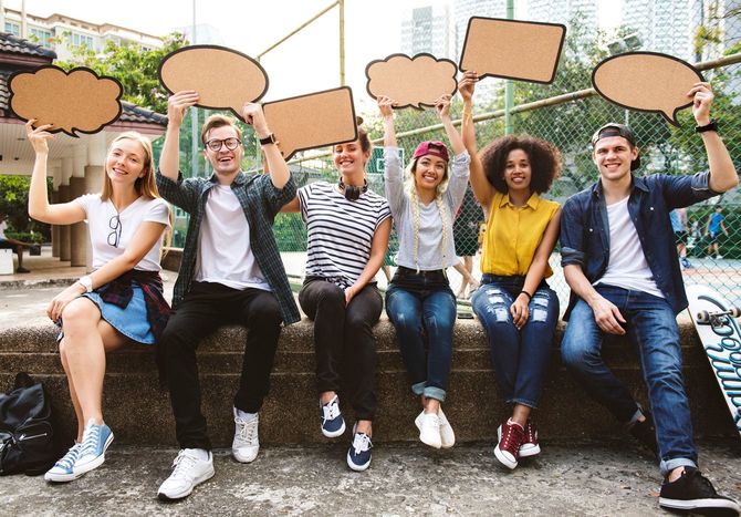 友人同士で、空のプラカードを掲げている