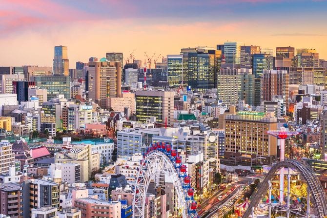 東京、文京区の夕暮れ時の街並み