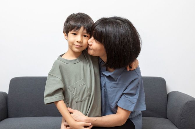 子どもを抱きしめる母親