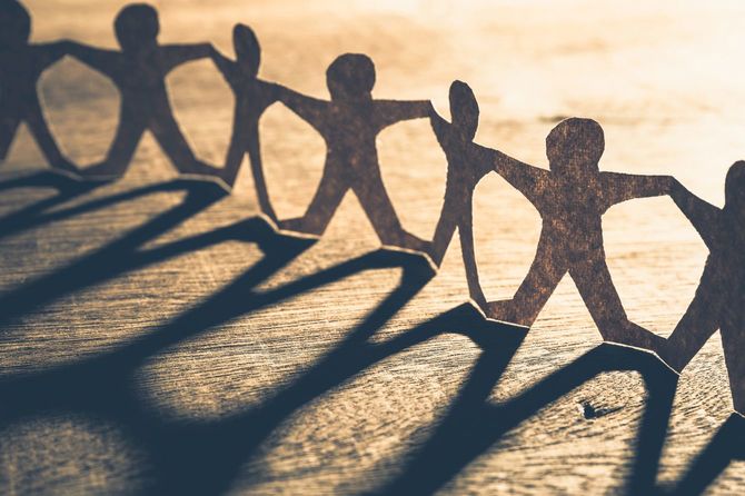 人間の形をした紙