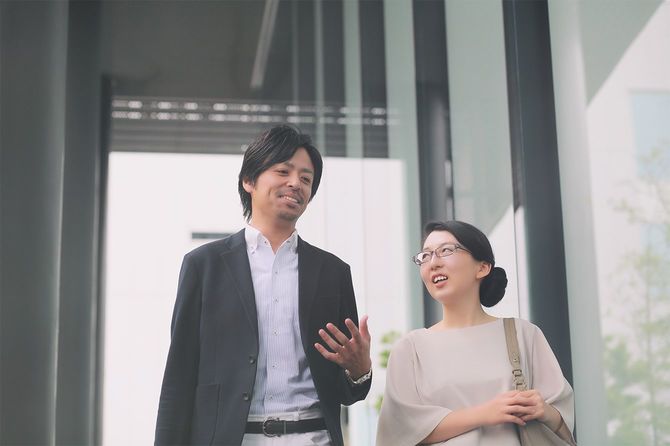 2人のビジネスパーソン