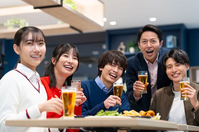 飲み会をする若者たち