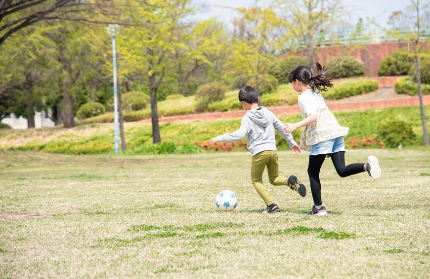 公園でサッカーをしている子供たち