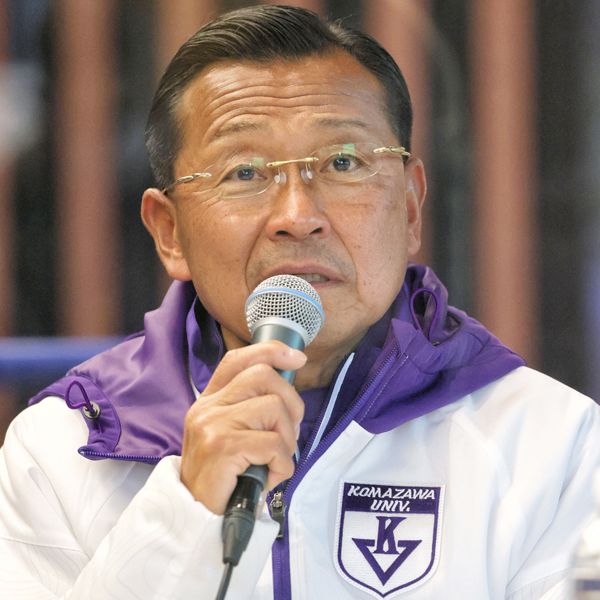 箱根駅伝の優勝本命 男だろ が物議の駒大 大八木監督 秘伝のデータ をささやき選手伸ばす知られざる側面 日焼けした肌に鋭い眼光の還暦知将 President Online プレジデントオンライン