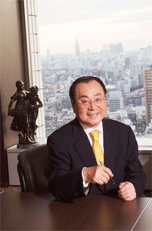 <strong>ファミリーマート社長 上田準二</strong>●1946年生まれ。秋田県出身。山形大学文理学部卒業後、伊藤忠商事に入社し、同社食料部門長補佐兼CVS事業部長などを歴任。2000年ファミリーマート顧問を経て、02年3月より現職。「若い人にファミマかわいいと言われるのが、人気の証拠でしょう。今までにない発想でファミマワンダーを続けていく」