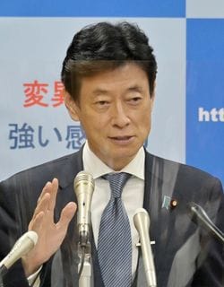 緊急事態宣言発令が決まり記者会見する西村康稔経済再生担当相=2021年7月8日夜、東京都千代田区