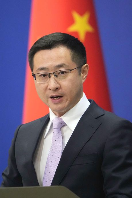 記者会見する中国外務省の林剣副報道局長=2026年2月10日、北京