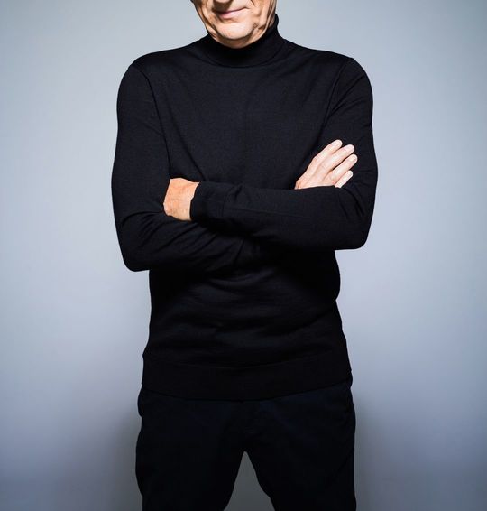 黒いタートルネックを身に着けている自信に満ちたシニア