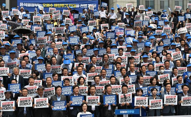 「福島汚染水の海洋投棄に反対する」と書かれたプラカードを掲げる韓国の主要野党「共に民主党」の議員ら