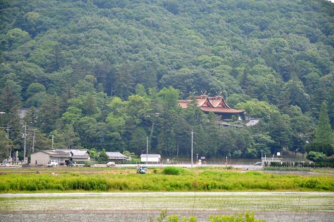 現在は田んぼになっている低地を見渡すように建つ吉備津神社。