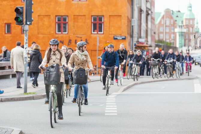 コペンハーゲンで自転車に乗る人々
