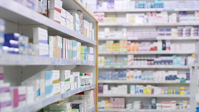 薬局の棚に並ぶ医薬品