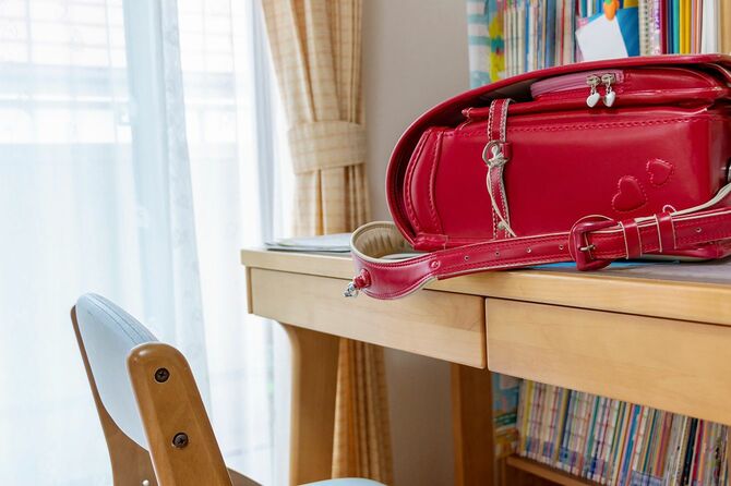 学習机の上の赤い学校のバッグ